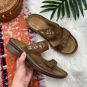 $190 Naot Brown Slip On Slide Cornet Sandal in Saddle Brown Brass Gold 39 / 8
